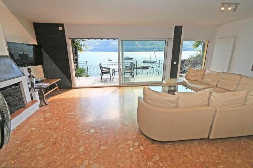 Villa "Genovese al Lago" Aussergewöhnliche Villa mit eigenem Seezugang, Hallenbad und eigener Boje (Villa "Genovese al Lago" Aussergewohnliche Villa mit eigenem Seezugang, Hallenbad und eigener Boje) in Minusio Villa "Genovese al Lago" Aussergewöhnliche Villa mit eigenem Seezugang, Hallenbad und eigener Boje (Villa "Genovese al Lago" Aussergewohnliche Villa mit eigenem Seezugang, Hallenbad und eigener Boje) in Minusio