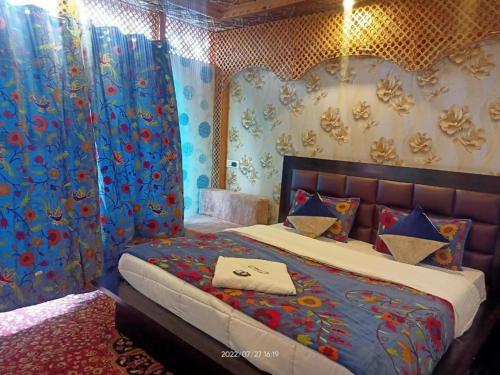 Hotel Kashmir Heaven in Srinagar Hotel Kashmir Heaven in Srinagar