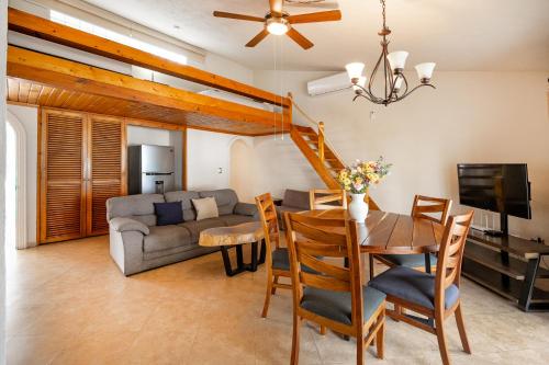 Shared lounge/TV area, Hotel & Suites El Moro in La Paz Shared lounge/TV area, Hotel & Suites El Moro in La Paz