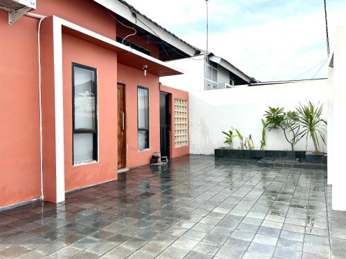 Vue extérieure, Maison avec 2 chambre(s) de 100 m² et 1 salle(s) de bains privée(s) à Praya (Tio Homestay) in Praya Vue extérieure, Maison avec 2 chambre(s) de 100 m² et 1 salle(s) de bains privée(s) à Praya (Tio Homestay) in Praya