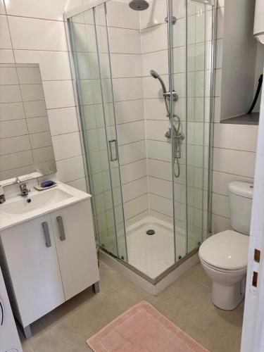 Doccia, Appartement cosy, Sud, Centre ville in Le Francois Doccia, Appartement cosy, Sud, Centre ville in Le Francois