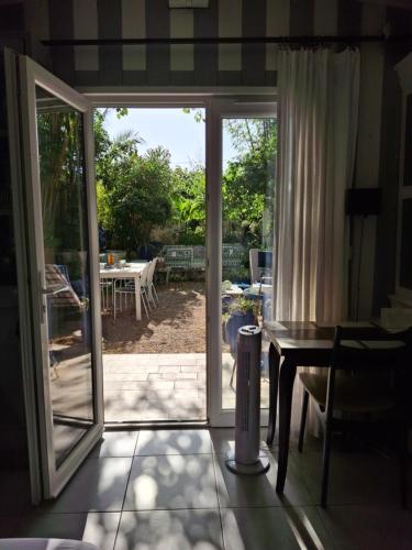 Maison et terrasse dans le jardin du Chateau de Gaillard in Montolivet Maison et terrasse dans le jardin du Chateau de Gaillard in Montolivet