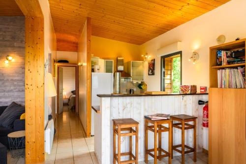 Cocina, Lodge milieu - Piscine privée Terrasse - (Lodge milieu - Piscine privee Terrasse -) in Couiza Cocina, Lodge milieu - Piscine privée Terrasse - (Lodge milieu - Piscine privee Terrasse -) in Couiza