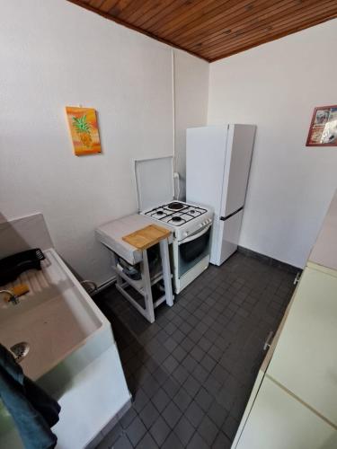 Cocina, Ti' Chalet 2 pers Nord Caraïbes (Ti' Chalet 2 pers Nord Caraibes) in Le Carbet Cocina, Ti' Chalet 2 pers Nord Caraïbes (Ti' Chalet 2 pers Nord Caraibes) in Le Carbet