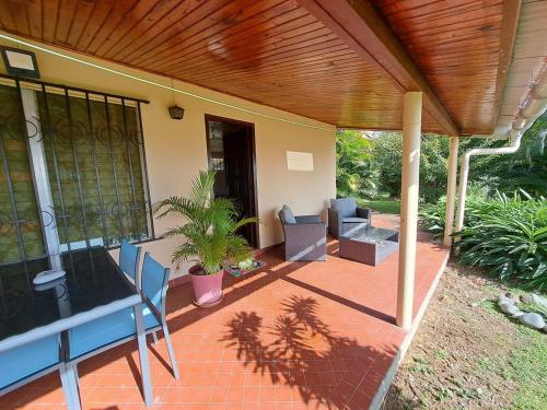 Terraza/balcón, Ti' Chalet 2 pers Nord Caraïbes (Ti' Chalet 2 pers Nord Caraibes) in Le Carbet Terraza/balcón, Ti' Chalet 2 pers Nord Caraïbes (Ti' Chalet 2 pers Nord Caraibes) in Le Carbet