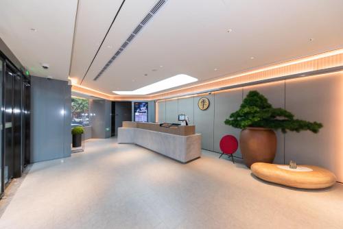 Lobby, Ji Hotel Shanghai People's Square Fujian Middle Road near Yu Garden (Yuyuan) Lobby, Ji Hotel Shanghai People's Square Fujian Middle Road near Yu Garden (Yuyuan)