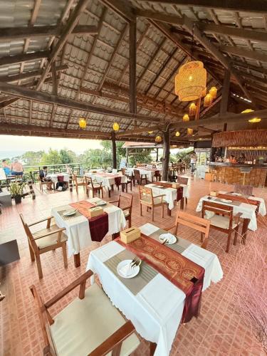 Restaurant, Phumala Lanta Seaview Resort ภูมาลา ลันตา ซีวิว รีสอร์ท in Ba Kantiang Bay Restaurant, Phumala Lanta Seaview Resort ภูมาลา ลันตา ซีวิว รีสอร์ท in Ba Kantiang Bay