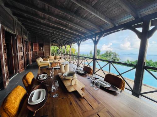parveke/terassi, Villa Scarlett, luxueuse villa vue mer 5 étoiles (Villa Scarlett, luxueuse villa vue mer 5 etoiles) in Trois-Rivieres parveke/terassi, Villa Scarlett, luxueuse villa vue mer 5 étoiles (Villa Scarlett, luxueuse villa vue mer 5 etoiles) in Trois-Rivieres