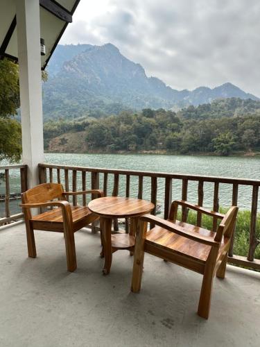 Balkong/terasse, The River Huts in Nong Khiaw Balkong/terasse, The River Huts in Nong Khiaw