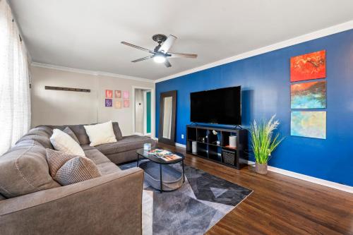 Shared lounge/TV area, The Rhitreat Self Ck-In Near Dwntwn & Airport in Pittsburgh Shared lounge/TV area, The Rhitreat Self Ck-In Near Dwntwn & Airport in Pittsburgh