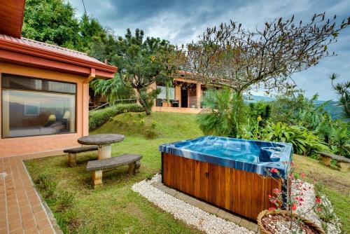Stunning Views from Coffee Country Villa - 25 min to SJO in Itiquis Stunning Views from Coffee Country Villa - 25 min to SJO in Itiquis