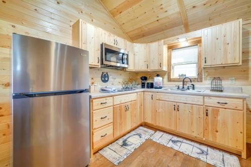 Horse Farm Retreat with Pond View Near Louisville in La Grange (KY) Horse Farm Retreat with Pond View Near Louisville in La Grange (KY)