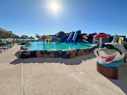 Gorgeous 1BR Beachfront Gem with Water Slides in ปลายา เอนกันโต Gorgeous 1BR Beachfront Gem with Water Slides in ปลายา เอนกันโต
