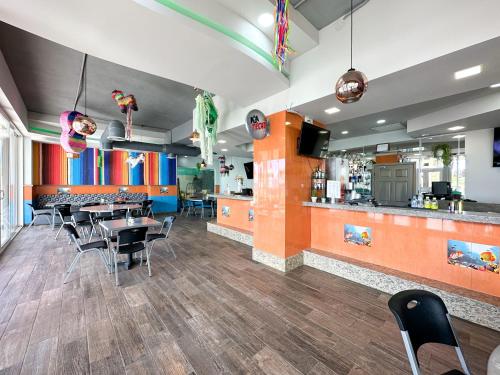 Gorgeous 1BR Beachfront Gem with Water Slides in ปลายา เอนกันโต Gorgeous 1BR Beachfront Gem with Water Slides in ปลายา เอนกันโต