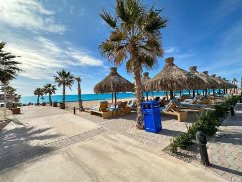 Gorgeous 1BR Beachfront Gem with Water Slides in ปลายา เอนกันโต Gorgeous 1BR Beachfront Gem with Water Slides in ปลายา เอนกันโต