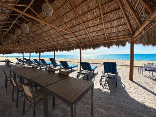 Gorgeous 1BR Beachfront Gem with Water Slides in ปลายา เอนกันโต Gorgeous 1BR Beachfront Gem with Water Slides in ปลายา เอนกันโต