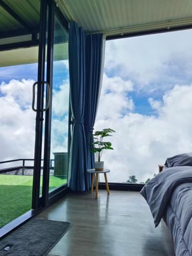 ชาร์จแบต ภูทับเบิก near Phu Hin Rong Kla National Park ชาร์จแบต ภูทับเบิก near Phu Hin Rong Kla National Park