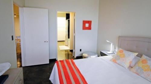 Cozy condo in Highland Park Cozy condo in Highland Park