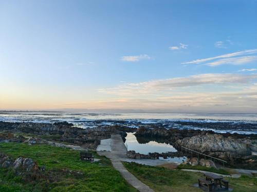 Swimming pool, Karibu Self-catering Accommodation in Hermanus Swimming pool, Karibu Self-catering Accommodation in Hermanus