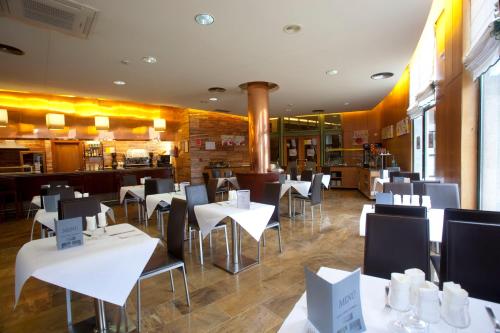 Bar/ Salón, Hotel Alfonso IX in Sarria Bar/ Salón, Hotel Alfonso IX in Sarria