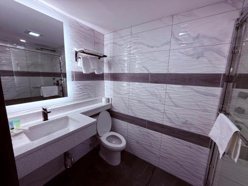 Bathroom, The Vine Hotel Bronx New in New York (NY) Bathroom, The Vine Hotel Bronx New in New York (NY)