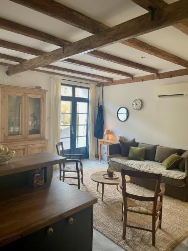 Charming Provencal Retreat with a Lush Private Courtyard in Rochegude Charming Provencal Retreat with a Lush Private Courtyard in Rochegude