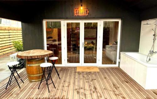 Balcony/terrace, New cozy chalet and private garden with sauna and outdoor bath near Amsterdam in Boerhaavewijk Balcony/terrace, New cozy chalet and private garden with sauna and outdoor bath near Amsterdam in Boerhaavewijk
