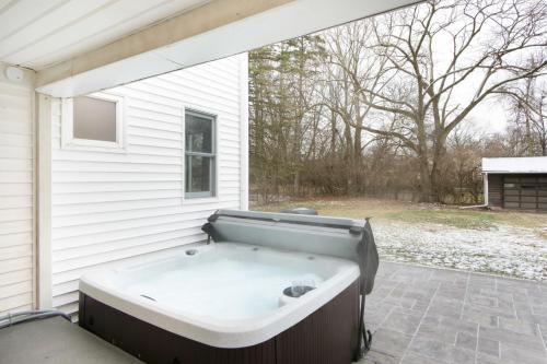 Modernized Historical Home in Downtown Medina with Hot Tub in 俄亥俄州梅迪納 (OH) Modernized Historical Home in Downtown Medina with Hot Tub in 俄亥俄州梅迪納 (OH)