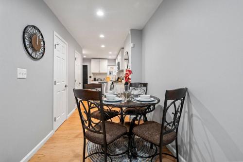 Cozy Downtown Retreat Walkable in West Baltimore Cozy Downtown Retreat Walkable in West Baltimore