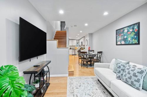 Cozy Downtown Retreat Walkable in West Baltimore Cozy Downtown Retreat Walkable in West Baltimore