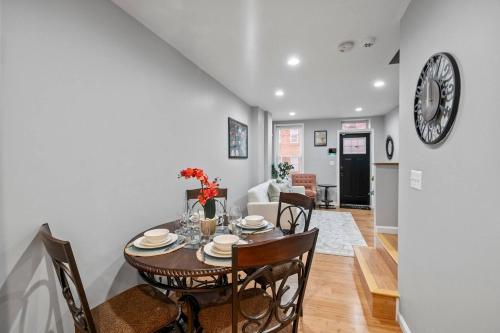 Cozy Downtown Retreat Walkable in West Baltimore Cozy Downtown Retreat Walkable in West Baltimore