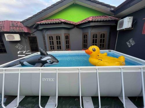 Al-Waris Beseri Poolstay Spacious 6 Bedrooms in Beseri Al-Waris Beseri Poolstay Spacious 6 Bedrooms in Beseri