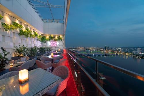 Balcony/terrace, Wink Icon Hotel Danang Riverside - Luxury Suites - 24hrs Stay & Rooftop Pool Bar near DHC Marina Balcony/terrace, Wink Icon Hotel Danang Riverside - Luxury Suites - 24hrs Stay & Rooftop Pool Bar near DHC Marina