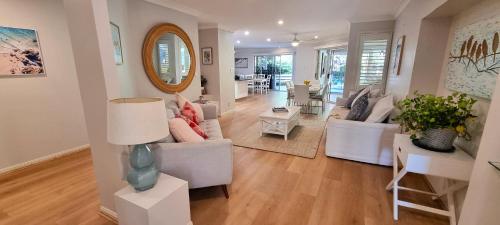 Gold Coast 6 BR House with Pool in Robina Gold Coast 6 BR House with Pool in Robina