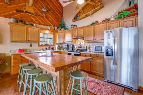 Deck and Fire Pit Waterfront Cabin in Greers Ferry! in Fairfield Bay (AR) Deck and Fire Pit Waterfront Cabin in Greers Ferry! in Fairfield Bay (AR)