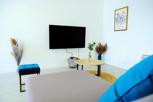 kawasan lounge/TV kongsi, PASSIFLORA - Spacieux T3 -70 m2 - Arrivée Autonome - Parking Privé Gratuit (PASSIFLORA - Spacieux T3 -70 m2 - Arrivee Autonome - Parking Prive Gratuit) in Melun kawasan lounge/TV kongsi, PASSIFLORA - Spacieux T3 -70 m2 - Arrivée Autonome - Parking Privé Gratuit (PASSIFLORA - Spacieux T3 -70 m2 - Arrivee Autonome - Parking Prive Gratuit) in Melun