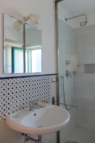 Bathroom, Masseria Palombara Grande in Ostuni Bathroom, Masseria Palombara Grande in Ostuni