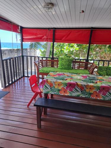 moorea temae bungalow lory bord de mer in Temae moorea temae bungalow lory bord de mer in Temae