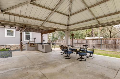 Pets Welcome Home with Deck and Patio in Hockley! in Cypress Pets Welcome Home with Deck and Patio in Hockley! in Cypress