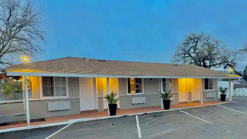A szálláshely kívülről, Budget Motel in Gilroy (Kalifornia) A szálláshely kívülről, Budget Motel in Gilroy (Kalifornia)