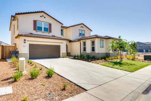 3 Mi to Golf and Shopping Cozy Roseville Studio in Highland Reserve 3 Mi to Golf and Shopping Cozy Roseville Studio in Highland Reserve