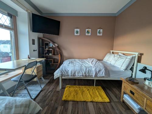 R5 - Triple Room Retreat - Near Beach, Parks, Trails, City - WIFI, Free Parking - Self Catering in ทาวน์ฮิล R5 - Triple Room Retreat - Near Beach, Parks, Trails, City - WIFI, Free Parking - Self Catering in ทาวน์ฮิล