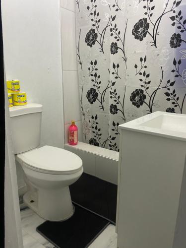 Baño, WhiteRoom Sparks in Spanish Town Baño, WhiteRoom Sparks in Spanish Town