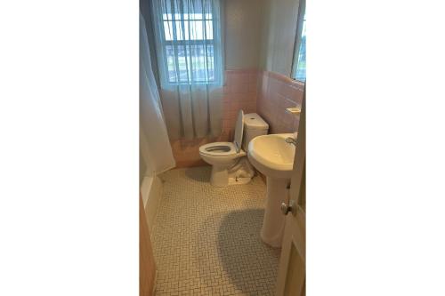 Bathroom, Cole Manor Motel By OYO Love Field Market Center in Love Field Airport Bathroom, Cole Manor Motel By OYO Love Field Market Center in Love Field Airport