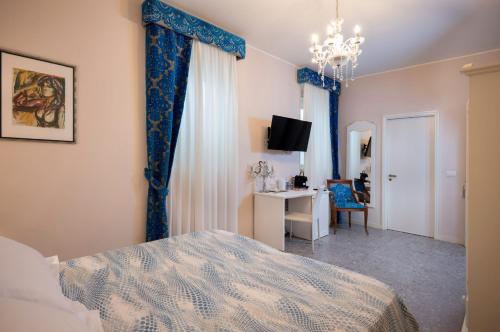 Large Double Room image 6