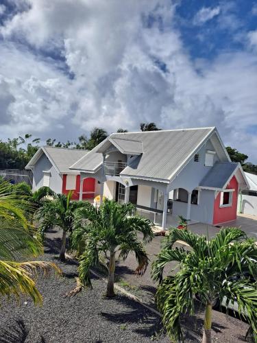 Фасада на хотела, Villa spacieuse avec piscine à Sainte-Anne (Villa spacieuse avec piscine a Sainte-Anne) in Berard Фасада на хотела, Villa spacieuse avec piscine à Sainte-Anne (Villa spacieuse avec piscine a Sainte-Anne) in Berard