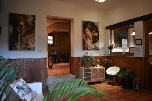 Hostal La Colonial in Madrigal De La Vera Hostal La Colonial in Madrigal De La Vera