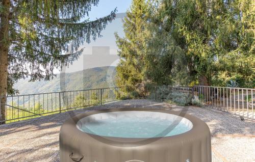 Zwembad, Awesome Home In Villa Di Piteccio in Sammomme Zwembad, Awesome Home In Villa Di Piteccio in Sammomme