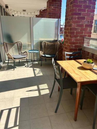 Balcony/terrace, Urban Escape Steps to Restaurants, Bars & Trams by Custom Bnb Hosting in Brunswick Balcony/terrace, Urban Escape Steps to Restaurants, Bars & Trams by Custom Bnb Hosting in Brunswick