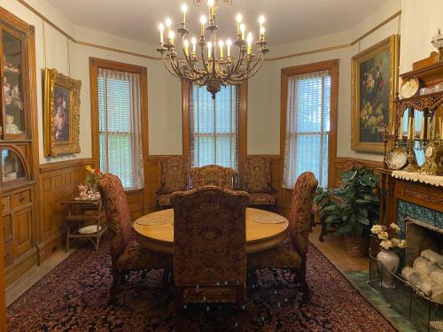 Létesítmények, Vineyard Mansion B&B in St. Joseph (MO) Létesítmények, Vineyard Mansion B&B in St. Joseph (MO)